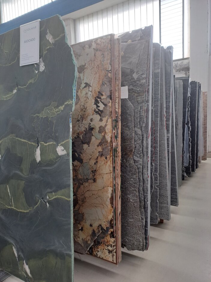 Ampia selezione di lastre in pietra pregiata e marmo in laboratorio per pavimenti su misura