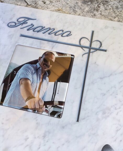 Esempio di fotoceramica su lapide in marmo bianco Esempio di fotoceramica su lapide in marmo bianco