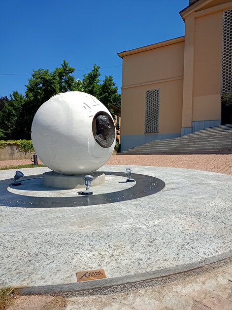 Elemento d'arredo urbano sferico in pietra naturale realizzato su misura Elemento d'arredo urbano sferico in pietra naturale realizzato su misura