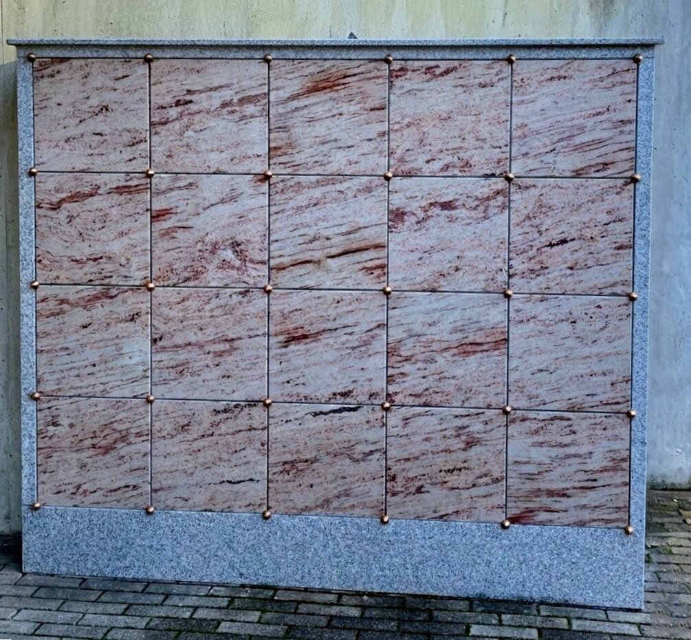 Realizzazione pareti cimiteriali per ossari e cinerari in pietra naturale venata