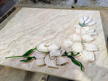 Decorazione floreale artigianale dipinta su marmo per arte funeraria
