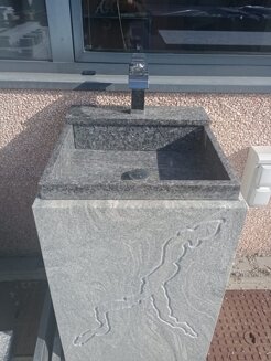 Lavandino in granito grigio moderno