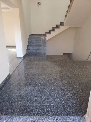 Scala moderna a sbalzo in granito grigio per interni villa di design a Como