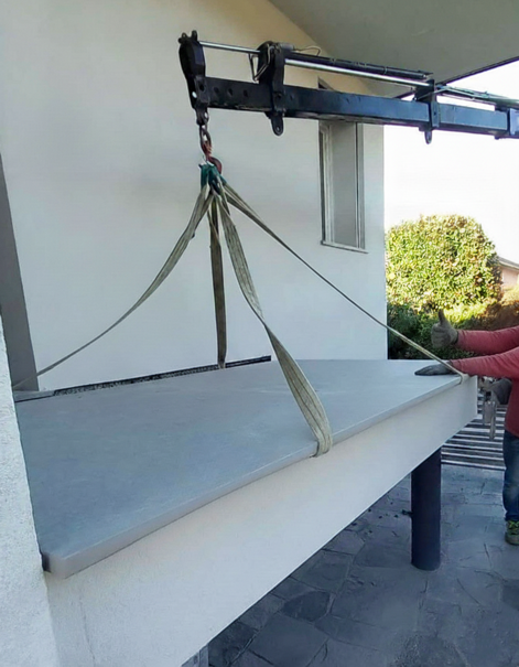 Installazione tecnica di una grande lastra in pietra per rivestimenti esterni a Como Installazione tecnica di una grande lastra in pietra per rivestimenti esterni a Como