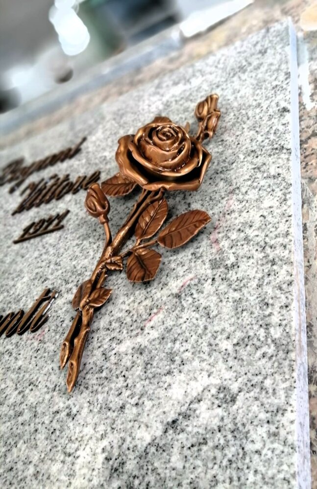 Elemento di arte funeraria in marmo con decorazione rosa in bronzo artigianale