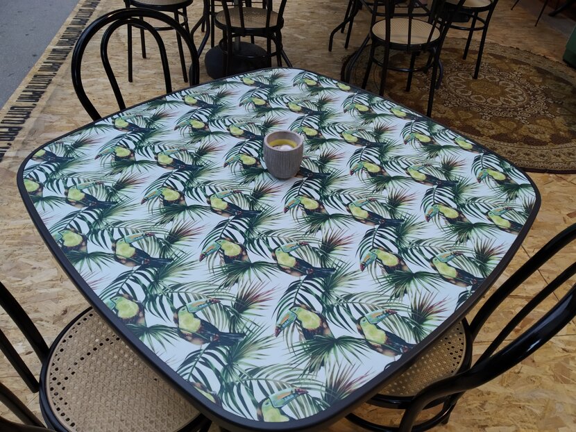 Personalizzazione tavoli per esterno.