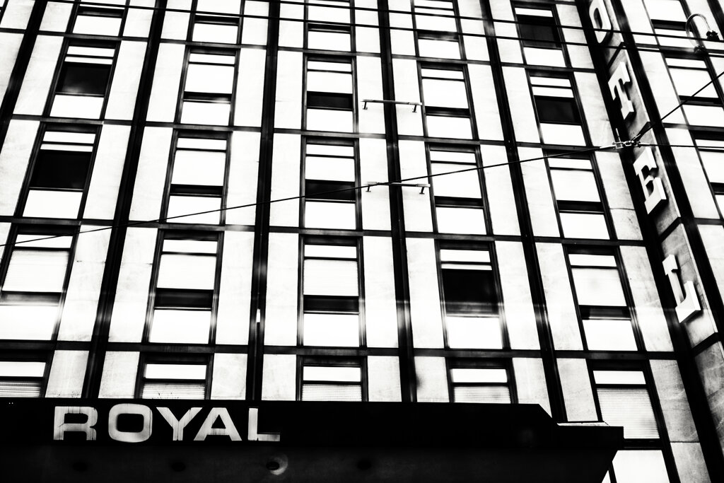 Fotografia in bianco e nero di Antonio Crialesi dell'Hotel Royal visto da via Emanuele Filiberto a San Giovanni, Roma - Black and white photograph by Antonio Crialesi of the Hotel Royal viewed from Via Emanuele Filiberto in San Giovanni, Rome