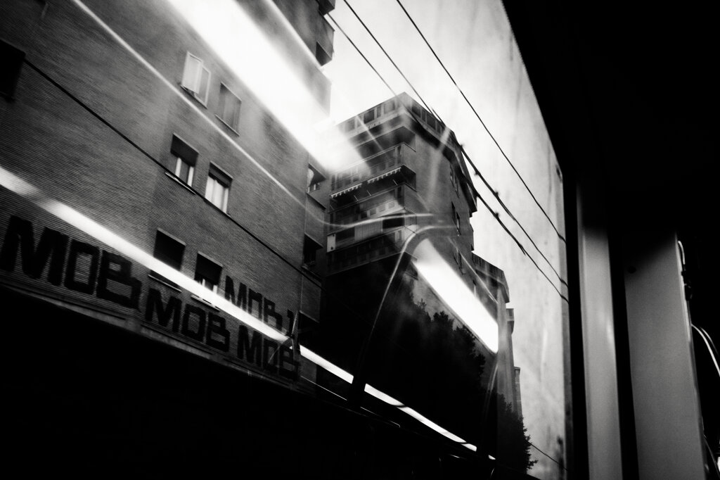 JTdCJTIyaXQlMjIlM0ElMjJGb3RvZ3JhZmlhJTIwaW4lMjBiaWFuY28lMjBlJTIwbmVybyUyMGRpJTIwQW50b25pbyUyMENyaWFsZXNpJTNBJTIwZWRpZmljaSUyMGNvbiUyMHRhZyUyMHNjcml0dGklMjBzdWklMjBtdXJpJTIwaW4lMjB6b25hJTIwT3N0aWVuc2UlMjAtJTIwUGlyYW1pZGUlMjBhJTIwUm9tYSUyMChJdGFsaWEpJTJDJTIwZmVycm92aWElMjBtZXRyb3BvbGl0YW5hJTIwTWV0cm9tYXJlLiUyMC0lMjBCbGFjay1hbmQtd2hpdGUlMjBwaG90b2dyYXBoJTIwYnklMjBBbnRvbmlvJTIwQ3JpYWxlc2klM0ElMjBidWlsZGluZ3MlMjB3aXRoJTIwZ3JhZmZpdGklMjBvbiUyMHRoZSUyMHdhbGxzJTIwaW4lMjB0aGUlMjBPc3RpZW5zZSVFMiU4MCU5M1BpcmFtaWRlJTIwYXJlYSUyMG9mJTIwUm9tZSUyMChJdGFseSklMkMlMjBhbG9uZyUyMHRoZSUyME1ldHJvbWFyZSUyMG1ldHJvcG9saXRhbiUyMHJhaWx3YXkuJTIyJTdE