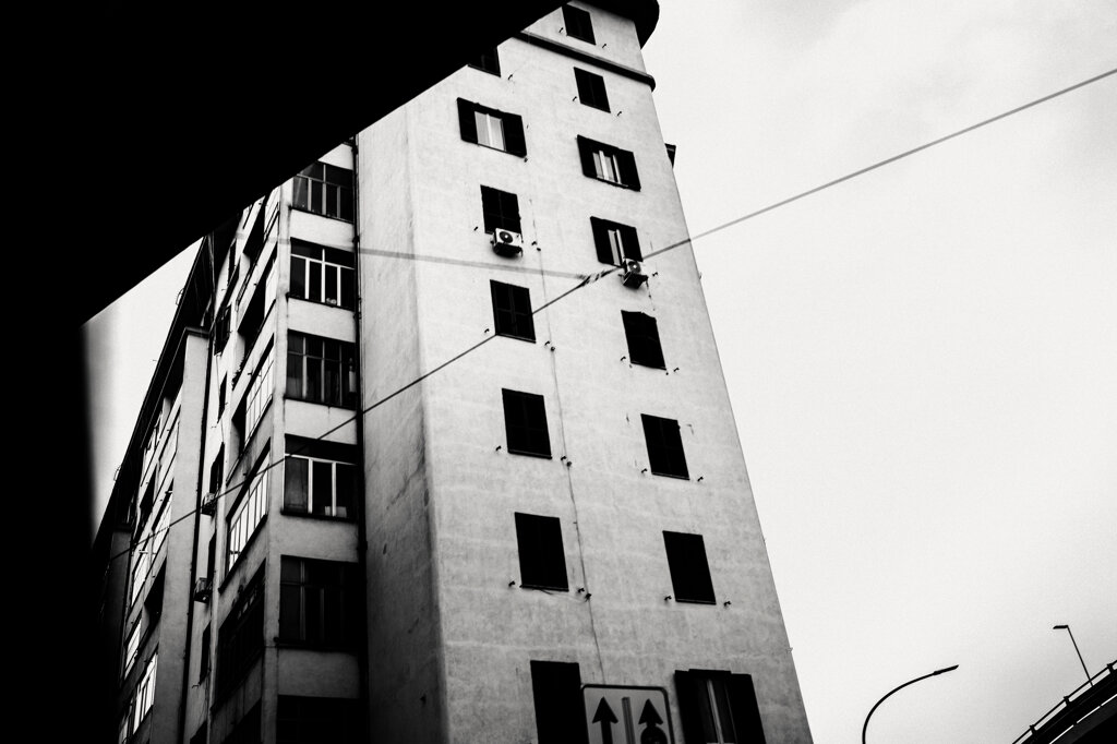 Fotografia in bianco e nero di Antonio Crialesi: palazzo lungo il viale dello Scalo San Lorenzo a Roma (Italia). - Black-and-white photograph by Antonio Crialesi: a building along viale dello Scalo San Lorenzo, Rome, Italy