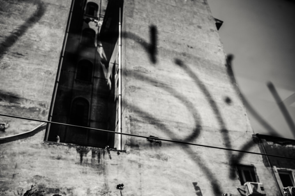 Fotografia in bianco e nero di Antonio Crialesi: edificio in zona Ostiense - San Paolo a Roma (Italia) lungo la ferrovia metropolitana Metromare. - Black-and-white photograph by Antonio Crialesi: a building in the Ostiense - San Paolo area of Rome (Italy), along the Metromare metropolitan railway.
