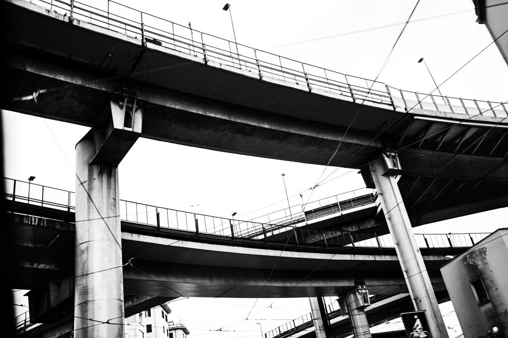 Viadotti, piloni e cavi sulla Tangenziale Est visti dal basso, Roma. - Flyovers, pillars and wires on the Tangenziale Est seen from below in Rome.