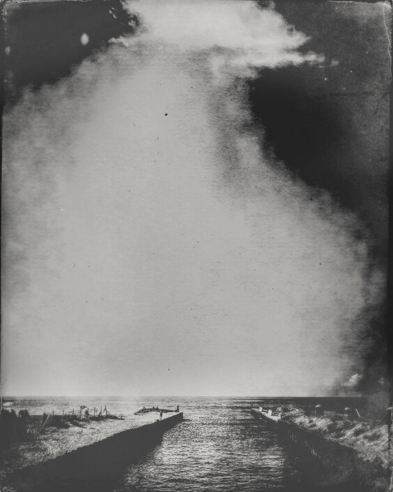 Fotografia in bianco e nero di Antonio Crialesi del di mare di Ostia (Roma) visto dal Canale dei Pescatori - Black and white photograph by Antonio Crialesi of the sea at Ostia (Rome) as seen from the Canale dei Pescatori
