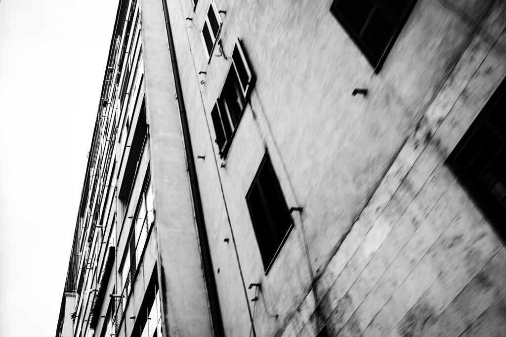 Fotografia in bianco e nero di Antonio Crialesi: una facciata lungo viale dello Scalo San Lorenzo, Roma (Italia) - Black-and-white photograph by Antonio Crialesi: a building facade along Viale dello Scalo San Lorenzo, Rome, Italy