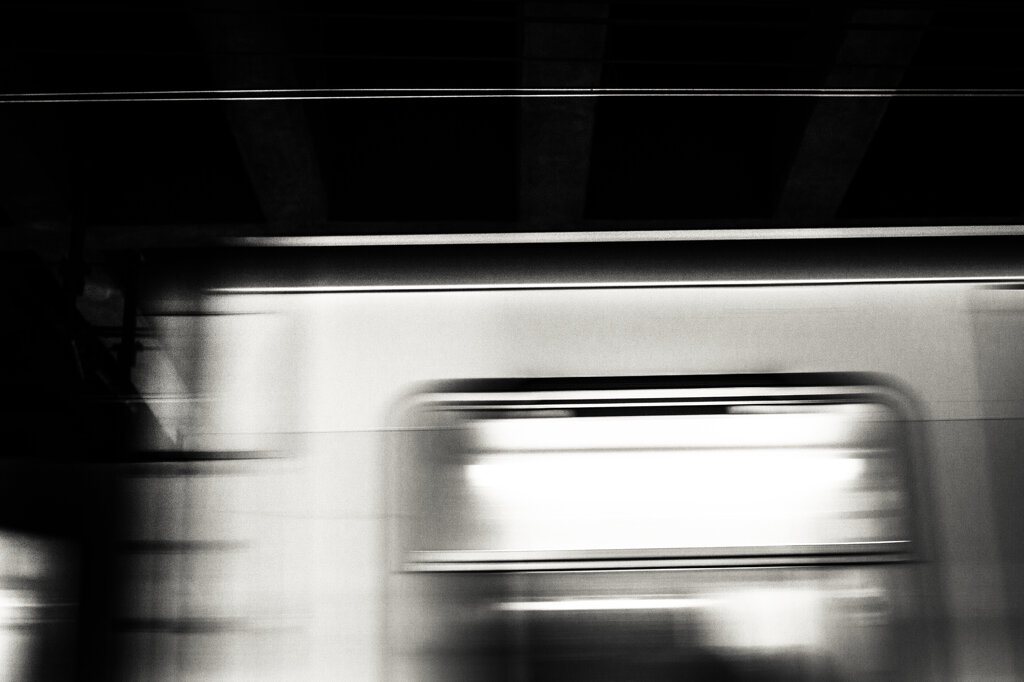 Fotografia in bianco e nero di Antonio Crialesi: Vagone di un convoglio della Metro B alla stazione Colosseo (Roma, Italia). - Black-and-white photograph by Antonio Crialesi: a carriage of a Metro Line B train at the Colosseo station (Rome, Italy).