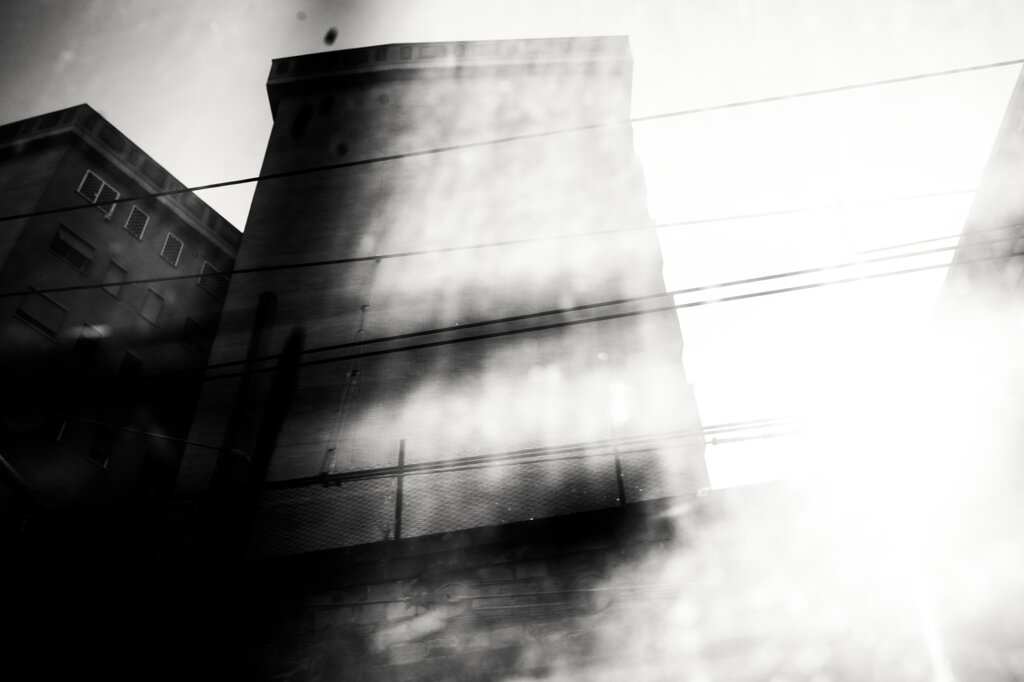 Fotografia in bianco e nero di Antonio Crialesi: edifici in zona Ostiense - Piramide a Roma (Italia) lungo la ferrovia metropolitana Metromare. - Black-and-white photograph by Antonio Crialesi: buildings in the Ostiense - Piramide area of Rome (Italy), along the Metromare metropolitan railway.