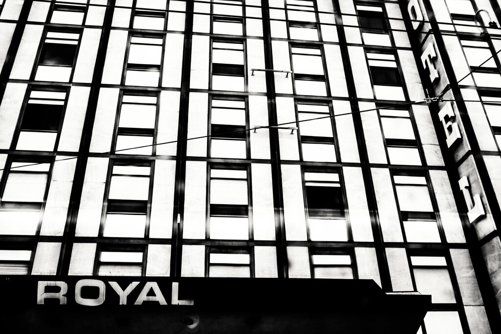 Fotografia in bianco e nero di Antonio Crialesi: albergo in disuso in zona San Giovanni a Roma (Italia) lungo via Emanuele Filiberto. - Black-and-white photograph by Antonio Crialesi: a disused hotel in the San Giovanni area of Rome (Italy), along Via Emanuele Filiberto.