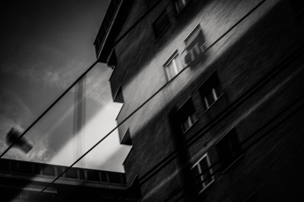 JTdCJTIyaXQlMjIlM0ElMjJGb3RvZ3JhZmlhJTIwaW4lMjBiaWFuY28lMjBlJTIwbmVybyUyMGRpJTIwQW50b25pbyUyMENyaWFsZXNpJTNBJTIwZWRpZmljaW8lMjBpbiUyMHpvbmElMjBPc3RpZW5zZSUyMC0lMjBQaXJhbWlkZSUyMGElMjBSb21hJTIwKEl0YWxpYSklMjBjb24lMjB1Y2NlbGxvJTIwcG9nZ2lhdG8lMjBzdWxsYSUyMGxpbmVhJTIwZWxldHRyaWNhJTIwYWVyZWElMkMlMjBmZXJyb3ZpYSUyMG1ldHJvcG9saXRhbmElMjBNZXRyb21hcmUuJTIwLSUyMEJsYWNrLWFuZC13aGl0ZSUyMHBob3RvZ3JhcGglMjBieSUyMEFudG9uaW8lMjBDcmlhbGVzaSUzQSUyMGElMjBidWlsZGluZyUyMGluJTIwdGhlJTIwT3N0aWVuc2UlRTIlODAlOTNQaXJhbWlkZSUyMGFyZWElMjBvZiUyMFJvbWUlMjAoSXRhbHkpJTJDJTIwd2l0aCUyMGElMjBiaXJkJTIwcGVyY2hlZCUyMG9uJTIwdGhlJTIwb3ZlcmhlYWQlMjBlbGVjdHJpYyUyMGxpbmUlMjBvZiUyMHRoZSUyME1ldHJvbWFyZSUyMG1ldHJvcG9saXRhbiUyMHJhaWx3YXkuJTIyJTdE