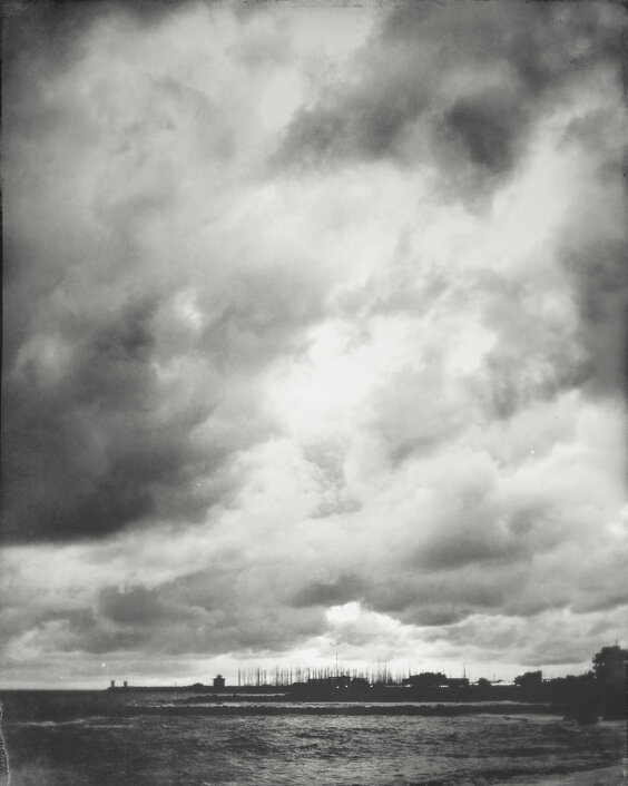 Fotografia in bianco e nero di Antonio Crialesi del di mare di Ostia (Roma) visto guardando il porto verso il Tevere - Black and white photograph by Antonio Crialesi of the Ostia (Rome) seafront, looking from the harbour toward the Tiber River
