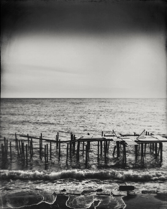 Resti del pontile in legno di uno stabilimento balneare abbandonato e in rovina. - Remains of a wooden pier belonging to an abandoned, derelict beach club.