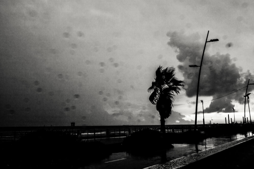 Fotografia in bianco e nero di Antonio Crialesi di un palazzo in zona Ostiense visto da un vagone del treno Roma-Lido (Metromare) - Black and white photograph by Antonio Crialesi of a building in the Ostiense area seen from a train car on the Rome-Lido line (Metromare)