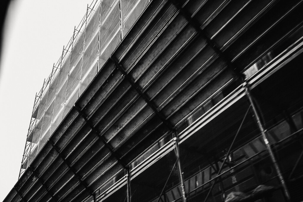 Fotografia in bianco e nero di Antonio Crialesi: edificio con impalcatura per lavori in zona Torpignattara a Roma (Italia). - Black-and-white photograph by Antonio Crialesi: a building with scaffolding in the Torpignattara area of Rome (Italy).