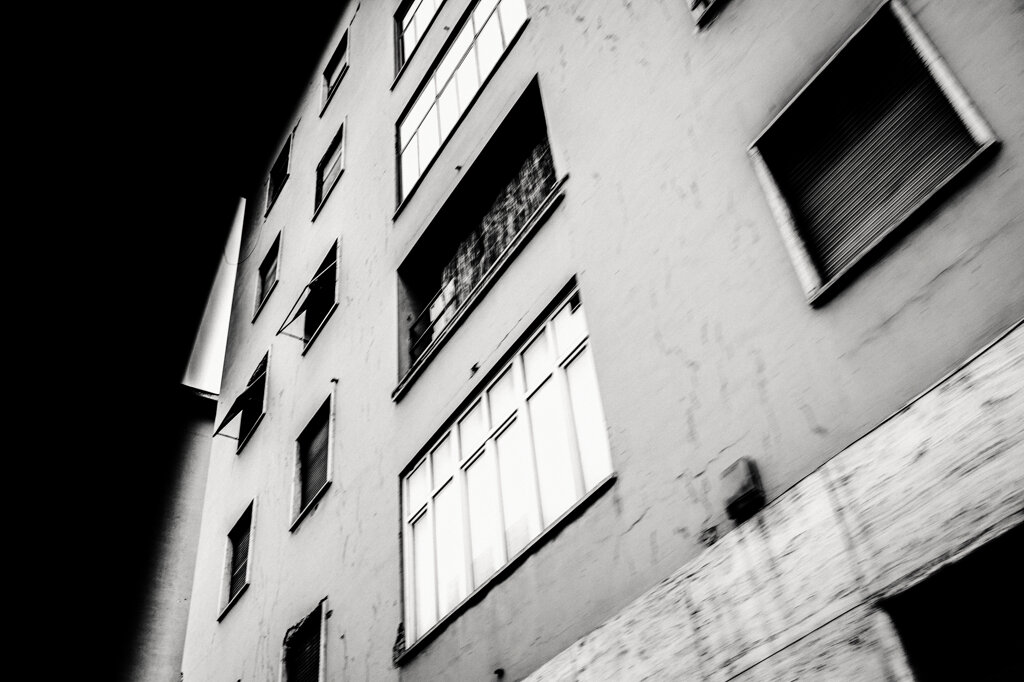 Fotografia in bianco e nero di Antonio Crialesi: edificio lungo la via Prenestina a Roma (Italia). - Black-and-white photograph by Antonio Crialesi: a building along Via Prenestina in Rome (Italy).