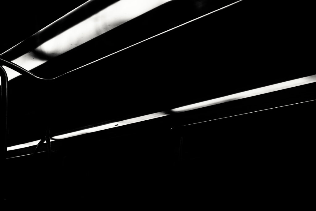 Fotografia in bianco e nero di Antonio Crialesi di un interno di un vagone della ferroviaria Metromare (Roma) - Black and white photograph by Antonio Crialesi of the interior of a Metromare (Rome) railway car