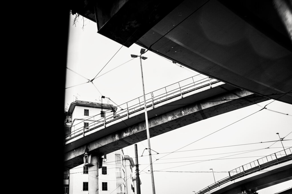 Fotografia in bianco e nero di Antonio Crialesi: Tangenziale Est vista dal viale dello Scalo San Lorenzo, Roma (Italia) - Black-and-white photograph by Antonio Crialesi: the Tangenziale Est seen from viale dello Scalo San Lorenzo, Rome, Italy