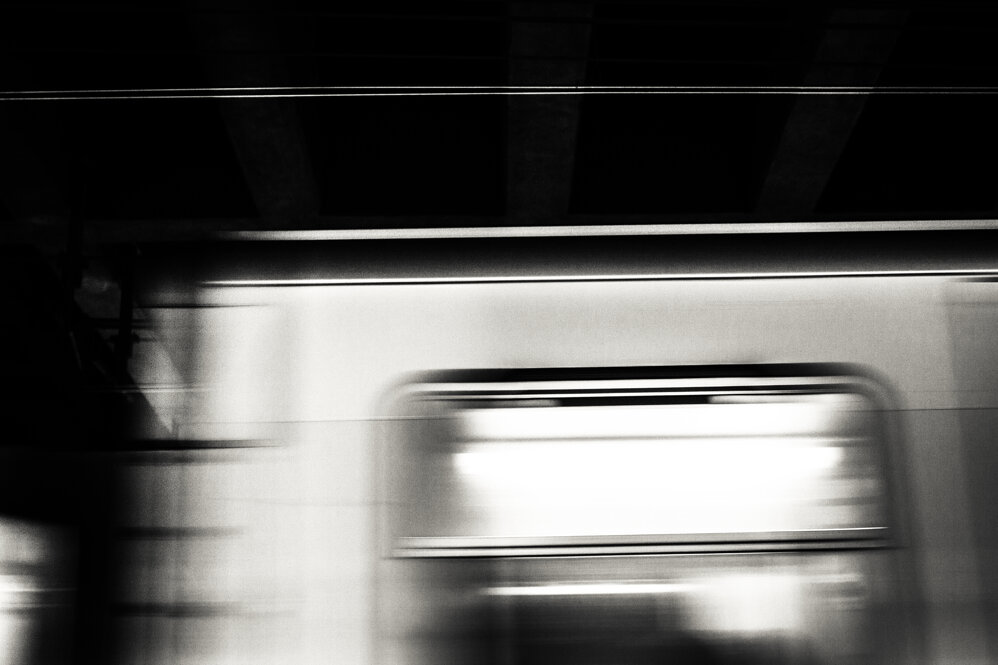 Fotografia in Bianco e nero di Antonio Crialesi del fiume Tagliamento in Friuli Venezia Giulia visto dal treno che passa su di un ponte - Black and white photograph by Antonio Crialesi of the Tagliamento River in Friuli Venezia Giulia seen from a train crossing a bridge