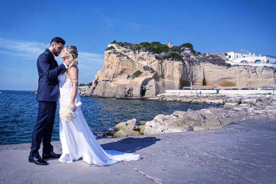 fotografo matrimonio napoli I sposi abbracciati mare scogliera I reportage emotivo