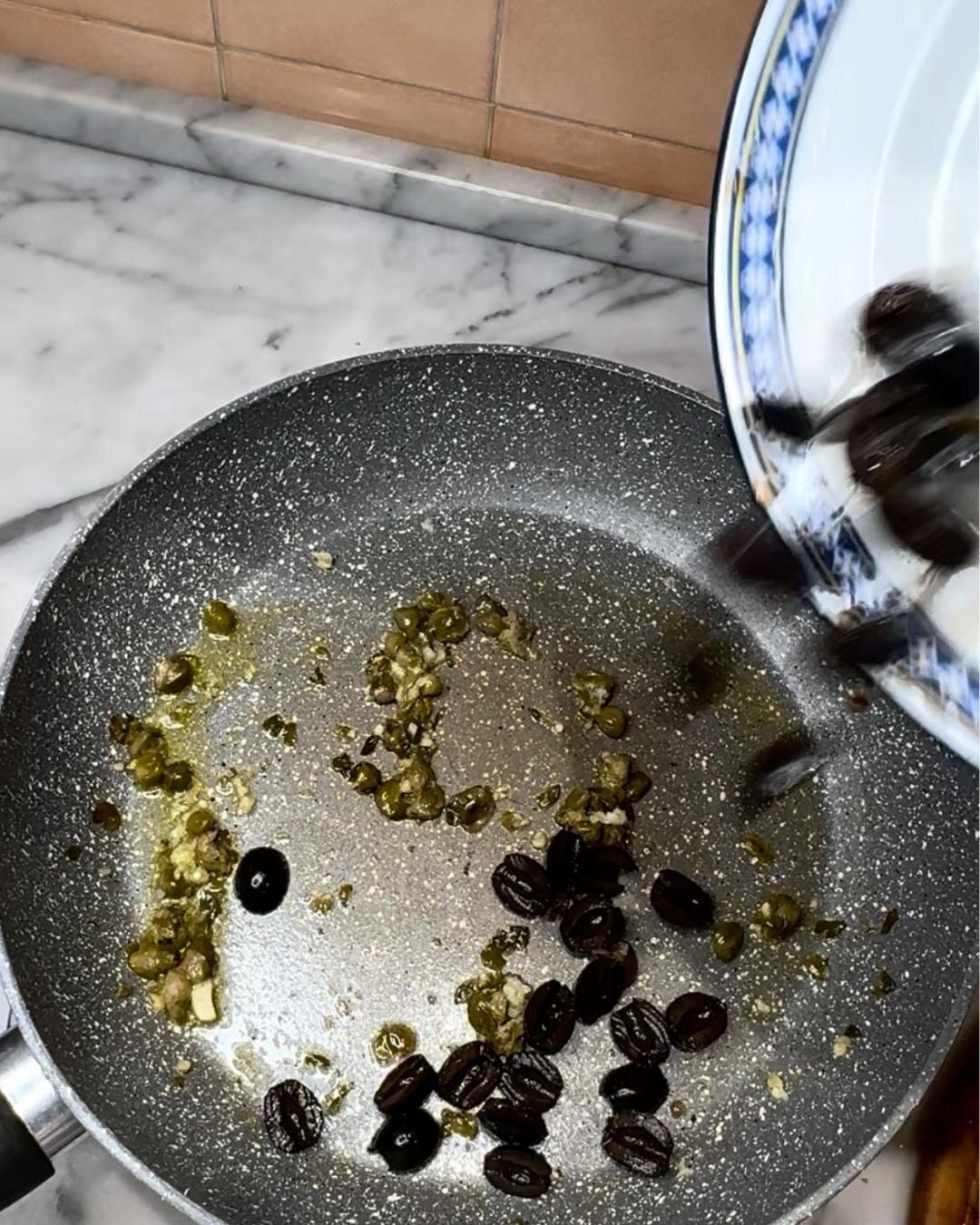 soffrigge-on-padella-olive-capperi-e-aglio-250-.jpeg soffrigge-on-padella-olive-capperi-e-aglio-250-.jpeg