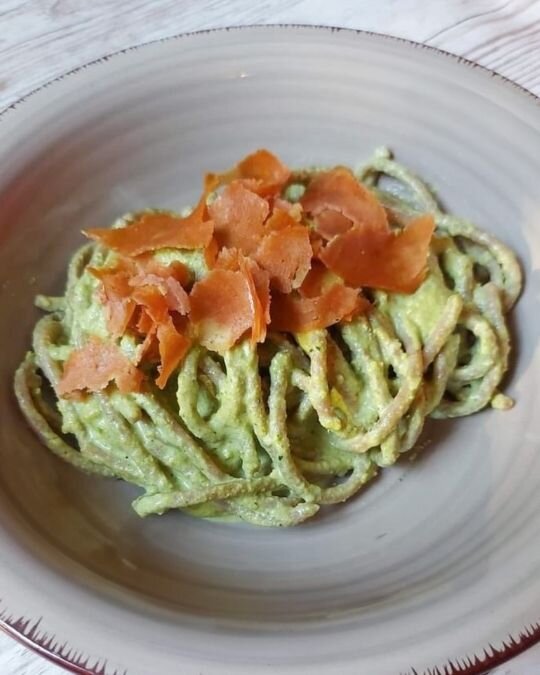 Spaghetti di grani antichi con pesto di pistacchi