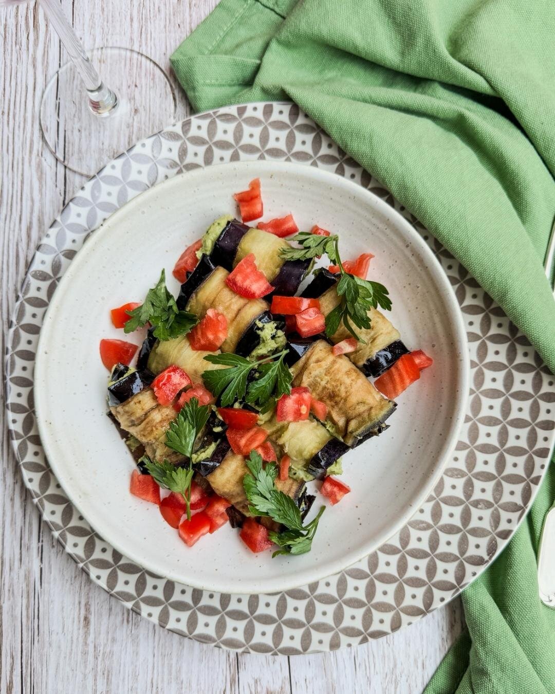 Involtini di melanzane con hummus al prezzemolo