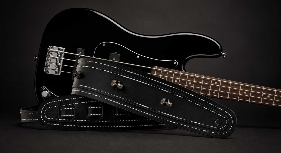 Tracolla per chitarra in cuoio nero stile Rock & Metal con cuciture a contrasto, artigianale Made in Italy