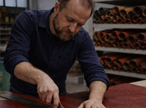 Lavorazione artigianale di tracolle in pelle Best Made Company