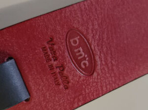 Dettaglio di pelle selezionata per tracolle artigianali Best Made Company