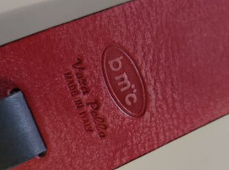 Dettaglio di pelle selezionata per tracolle artigianali Best Made Company