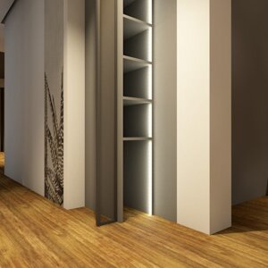 Mobili su misura con anta rivestita in carta da parati e libreria in zona cucina con stripled