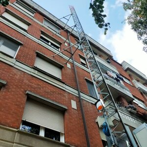 Cantiere al quinto piano: installazione di ascensore di cantiere