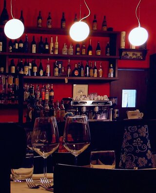 Parete vini in un ristorante a Novara