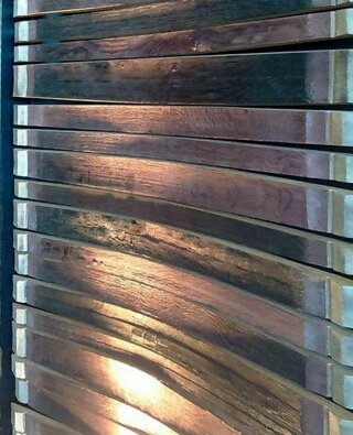 Parete realizzata con le tavole delle barriques usate