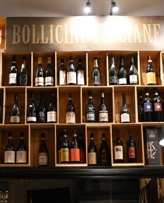 Espositore vini con legno di recupero: restyling e completamento del design con targhe, lampade ed illuminazione nuova