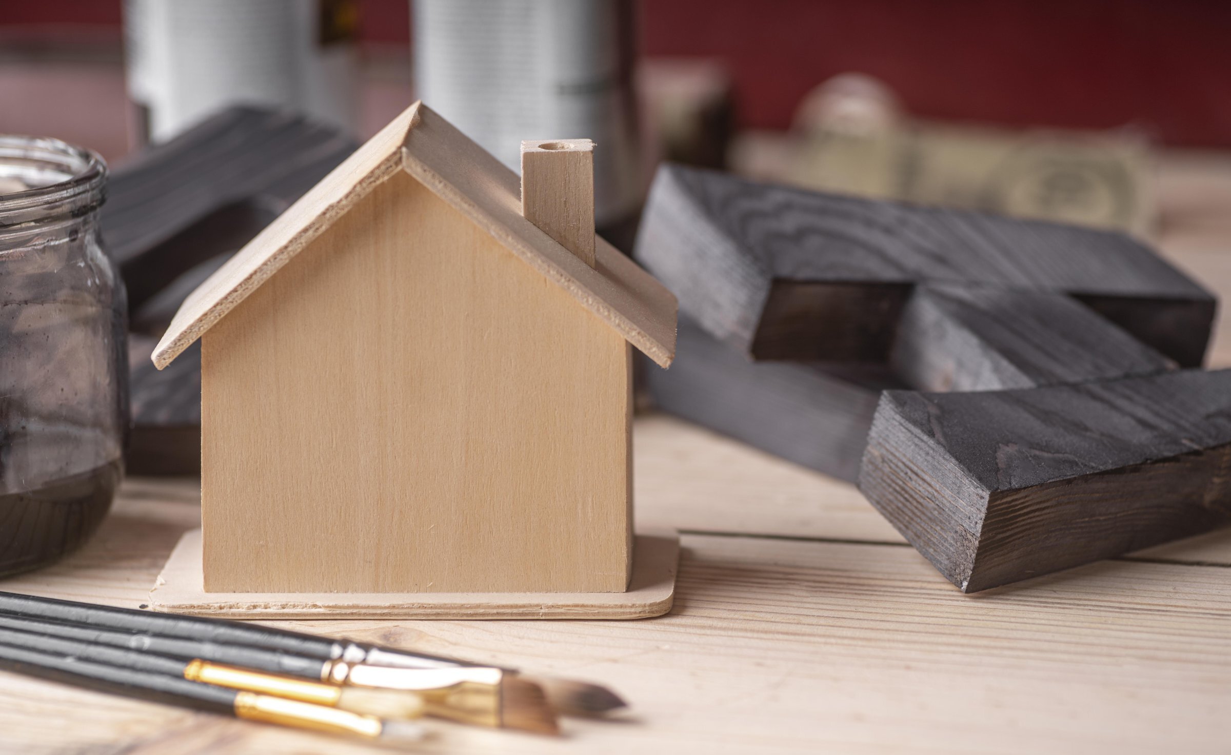 front-view-wooden-miniature-house.jpeg Statua di Don Bosco all'Istituto Salesiani a Novara