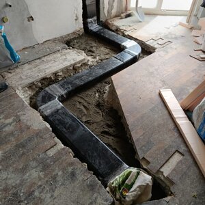 Traccia e posa di tubazione per scarico fumi di cappa aspirante su piano top a penisola