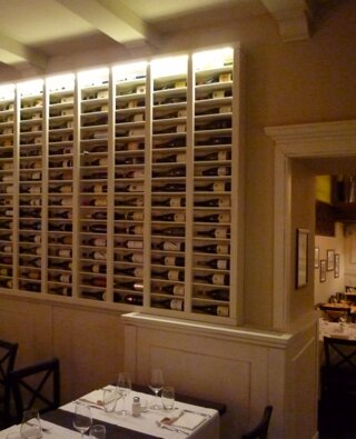 Espositore vini in stile classico in legno laccato, provincia di Novara