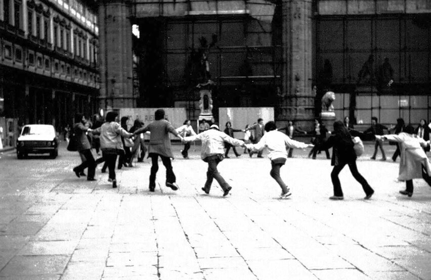 Studenti del Liceo Artistico di Novara fanno un girotondo a Firenze in piazza della Signoria Studenti del Liceo Artistico di Novara fanno un girotondo a Firenze in piazza della Signoria