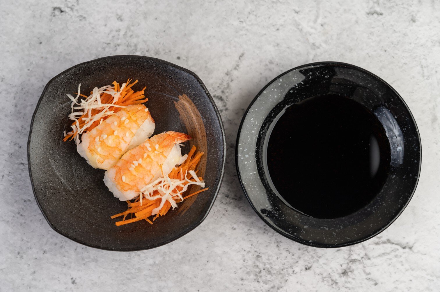 sushi-is-plate-with-dipping-sauce-white-cement-floor.jpeg Architetto Alessandra Vellata al lavoro