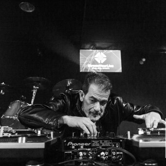 Wedding dj playlist Very dj playlist is in real time, with the experience sniffs people’s emotions.Dj Gianpiero Fatica