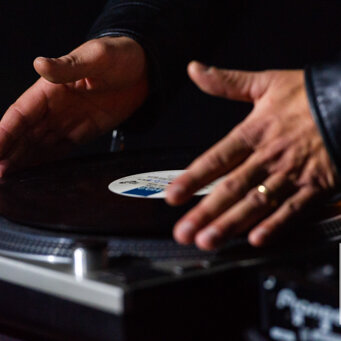 How much does a wedding in Italy cost Hire Dj Gianpiero Fatica and look the best solutions for wedding in Italy