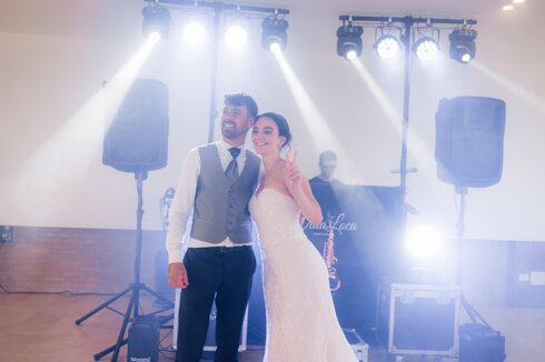 Coppia di sposi festeggia il matrimonio con dj set e luci professionali Vida Loca Events.